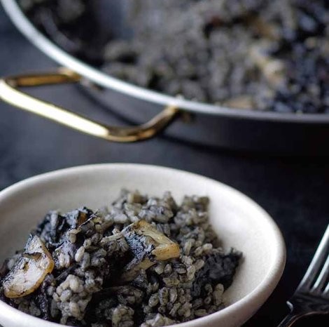 Cuttlefish paella with ink and white wine (Arroz negro)
