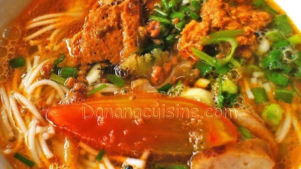 Da-Nang style fish cake and vegetable vermicelli noodle soup (Bún chả cá)