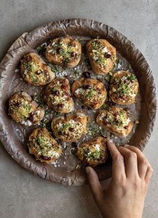 Dabeli crostini