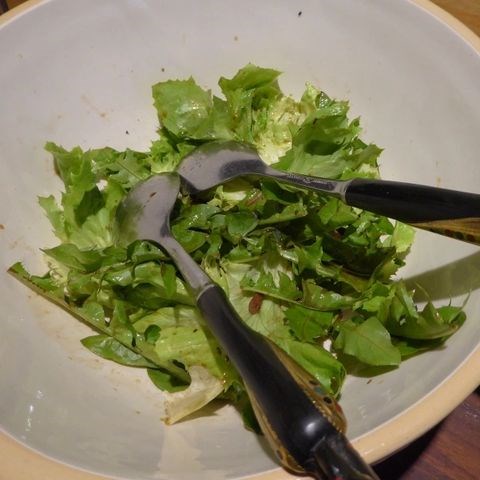 Dandelion and bacon salad (La salade de pissenlits au lard)