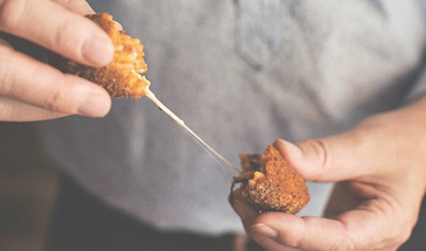 Daniela's risotto balls stuffed with mozzarella (Suppli al telefono alla Daniela)