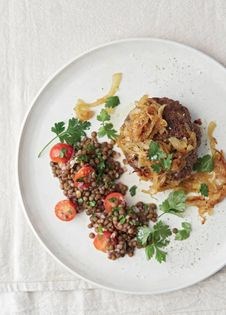 Danish hamburgers with fried onions and lentil salad (Hakkebøf)