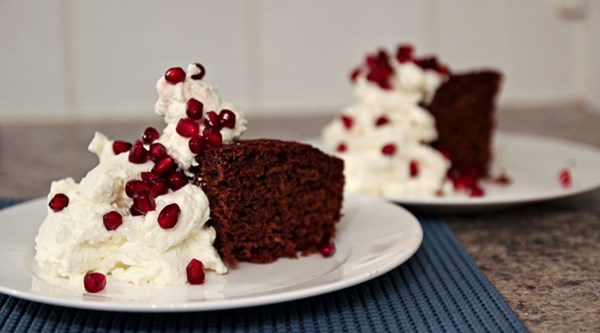 Dark and moist gingerbread with cheesecake pockets