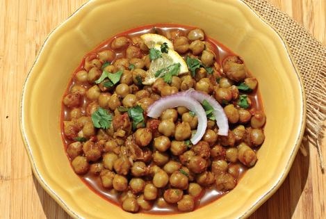 Dark and spicy Indian truckstop chickpeas (Pindi dhaba choley)