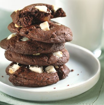 Dark and white chocolate chunk cookies