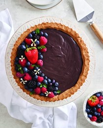 Dark cacao tart with berries