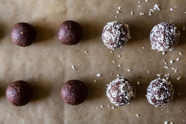 Dark chocolate & coconut bites