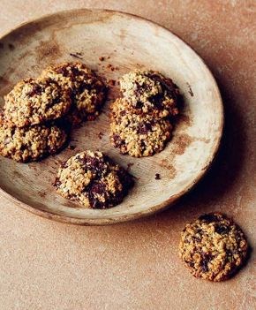 Dark chocolate and oat cookies