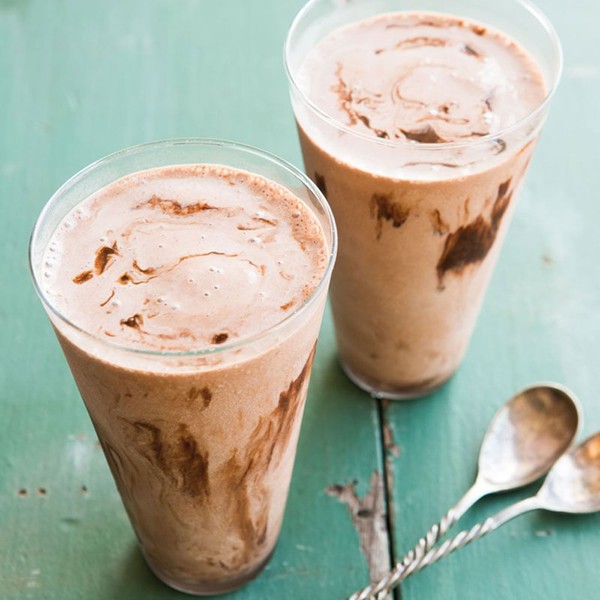 Dark chocolate-banana milkshakes