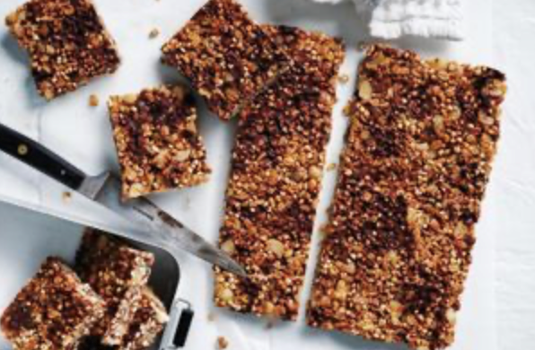 Dark chocolate, caramel and macadamia granola bar [Carina la Delfa]