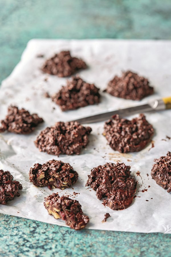 Dark chocolate clusters with seeds, walnuts and cranberries 
