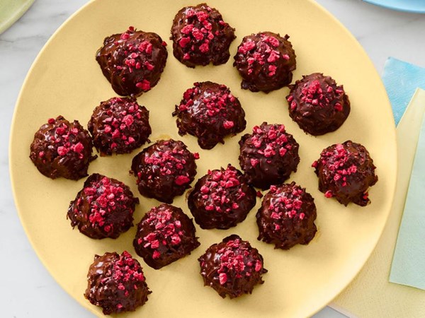 Dark chocolate-raspberry macaroons 