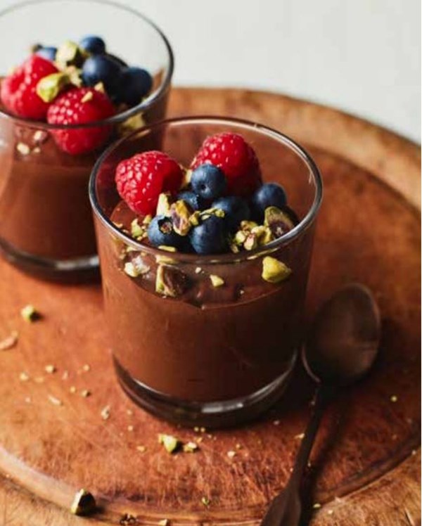 Dark, delicious chocolate mousse with summer fruits (Musse deliziosa di cioccolato fondente e frutti di bosco)