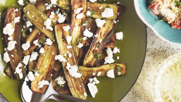 Dark fried zucchini salad with feta