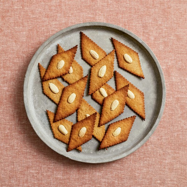 Dark syrup gingerbread diamonds (Sirupsnipper)