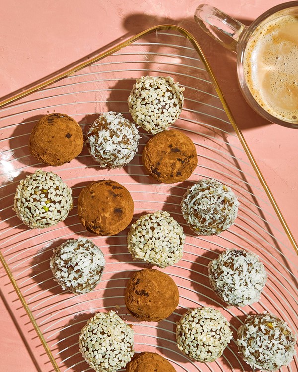 Date and nut truffles (Tupak e-khorma)