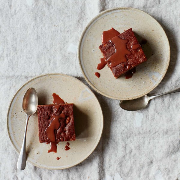 Date and tahini cake with toffee-date sauce