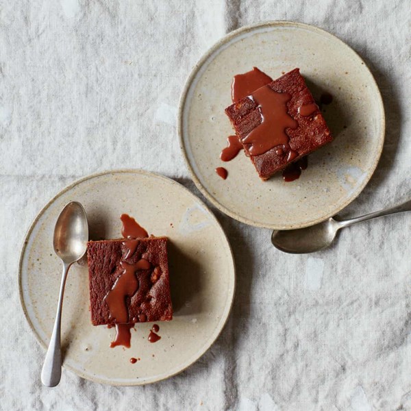 Date and tahini cake with toffee-date sauce