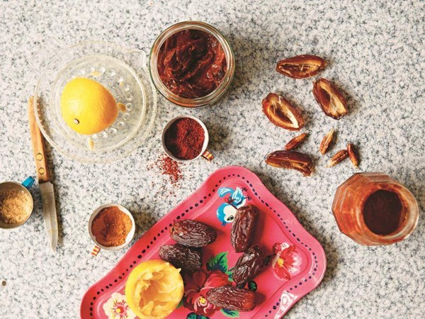 Date and tamarind pickle (Torshi-ye-khormah)