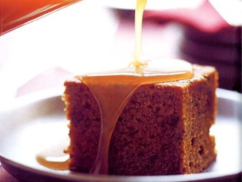Date cake with toffee sauce
