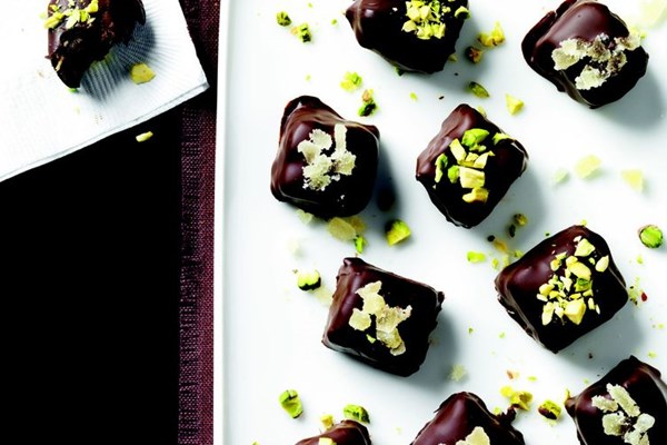 Date caramels with crunchy chocolate coating