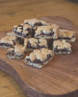 Date crumble shortbread
