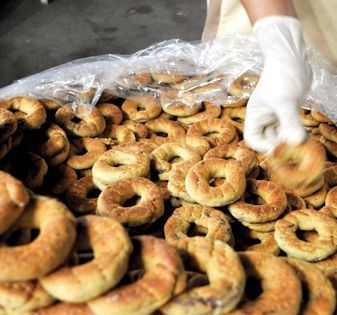Date-stuffed holiday rings (Ka'ik)