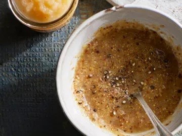 Date-sweetened mustard dressing 