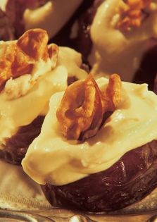 Dates filled with mascarpone cream and walnuts (Datteri con mascarpone e noci)