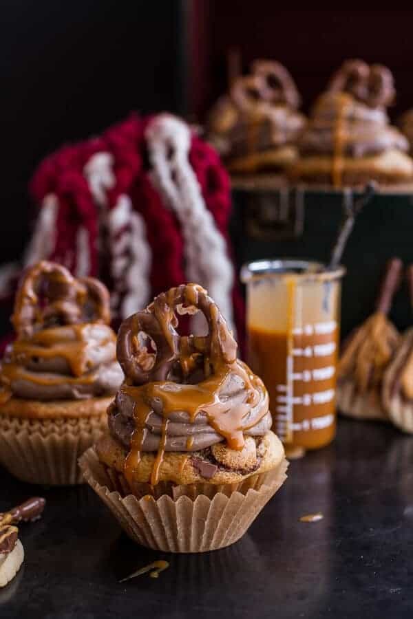 Death by butterbeer cupcakes w/treacle butter frosting + chocolate covered pretzels