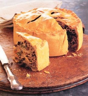 Deep-dish pasta pie with mushrooms and peas (Pasticcio di maccheroni con funghi e piselli)