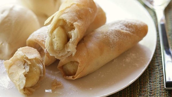 Deep-fried banana roll with coconut ice-cream