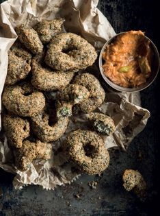 Deep-fried black lentil patties (Medu vada)