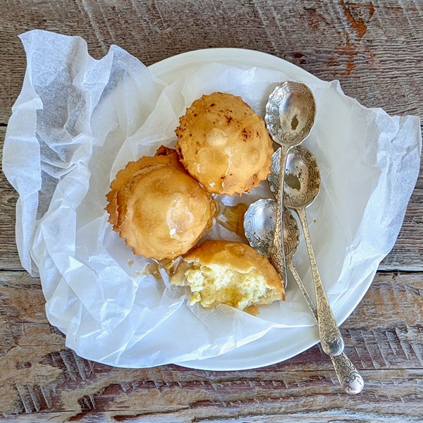 Deep-fried cheese-filled pastries (Seadas)