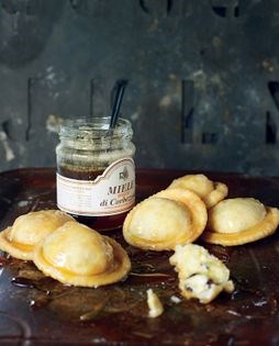 Deep-fried cheese pastries (Seadas)