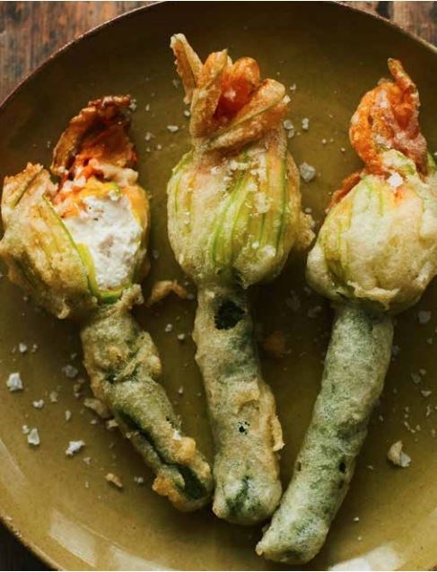Deep-fried courgette flowers stuffed with ricotta (Fiori di zucchine fritti e ripieni di ricotta)