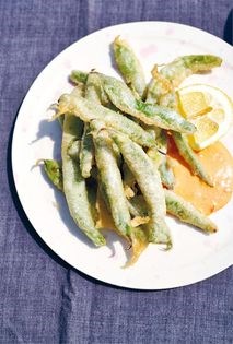 Deep-fried green beans with Calabrian chile aioli