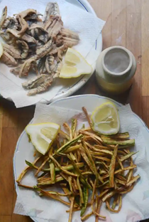Deep-fried little fish and courgette matchsticks