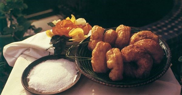 Deep-fried Moroccan doughnuts (Sfenj)