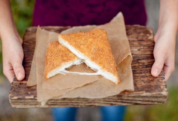 Deep-fried mozzarella sandwiches (Mozzarella in carrozza)
