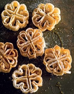 Deep-fried pastries with honey (Flores con miel)