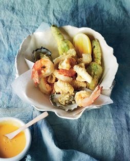 Deep-fried seafood and vegetables with chilli mayonnaise (Piccolo fritto misto di pesce e verdure con maionese al peperoncino)
