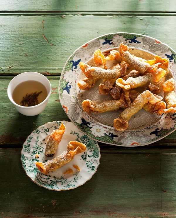 Deep-fried sweet won tons (Jar won ton)