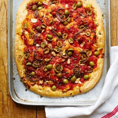 Deep-pan pizza with an anchovy, olive & caper topping (Pizza spressa con acciughe, olive e capperi)