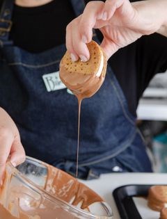 Deluxe dipped marshmallow biscuits