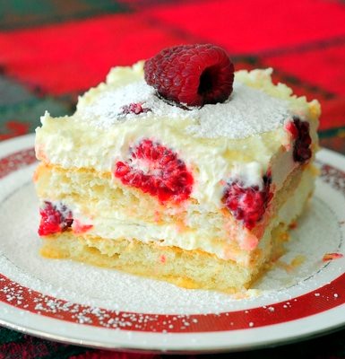 Dessert wine and raspberry tiramisu