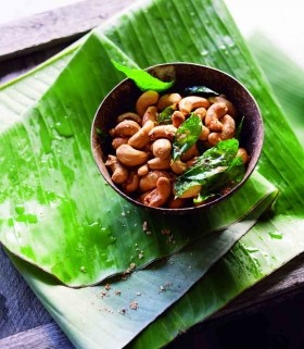 Devilled cashew nuts