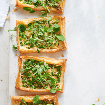 Devilled crab & pea tarts