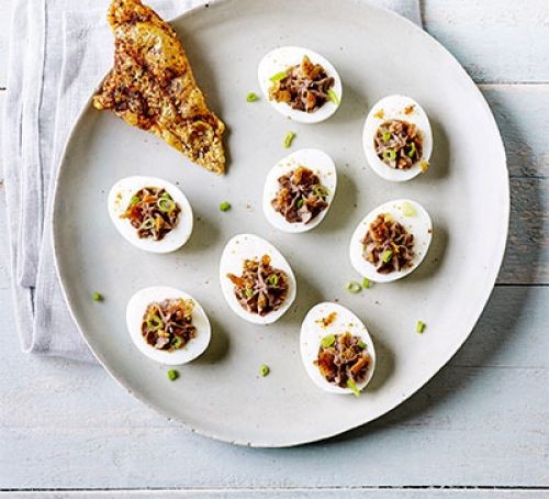 Devilled eggs with chicken liver pâté 