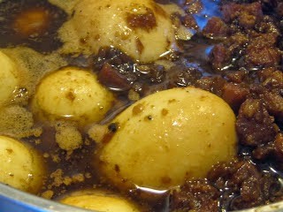 Diced braised pork over rice (Lǔròu fàn / 滷肉飯)